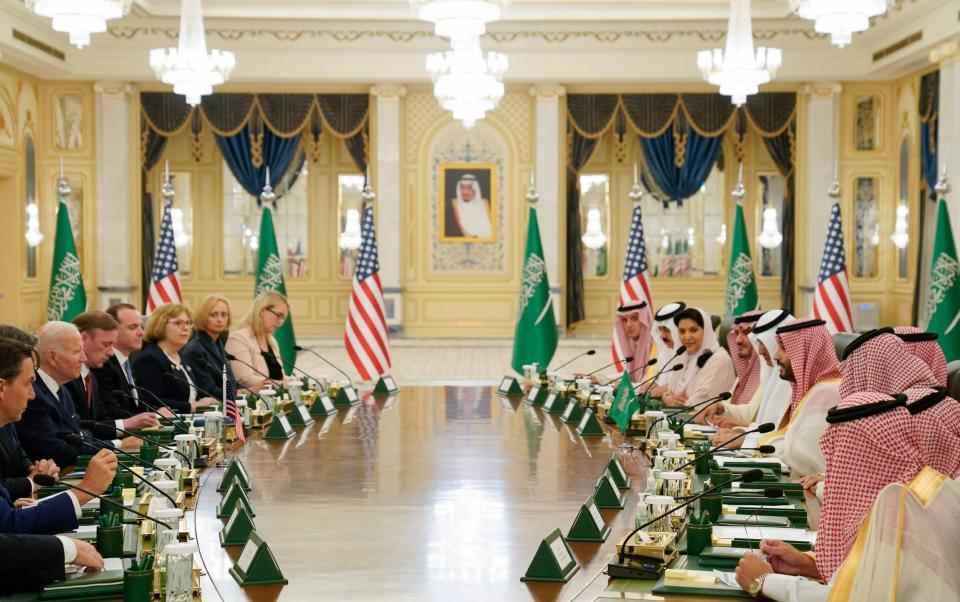 Joe Biden et son équipe (à gauche) participent à une séance de travail avec l'équipe du prince héritier saoudien Mohammed bin Salman au palais royal d'Al Salman - AP