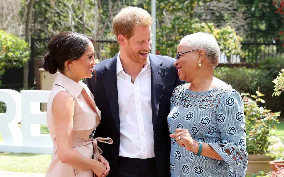 Le duc et la duchesse de Sussex rencontrent Graca Machel, la veuve de Nelson Mandela, à Johannesburg en octobre 2019 - Reuters