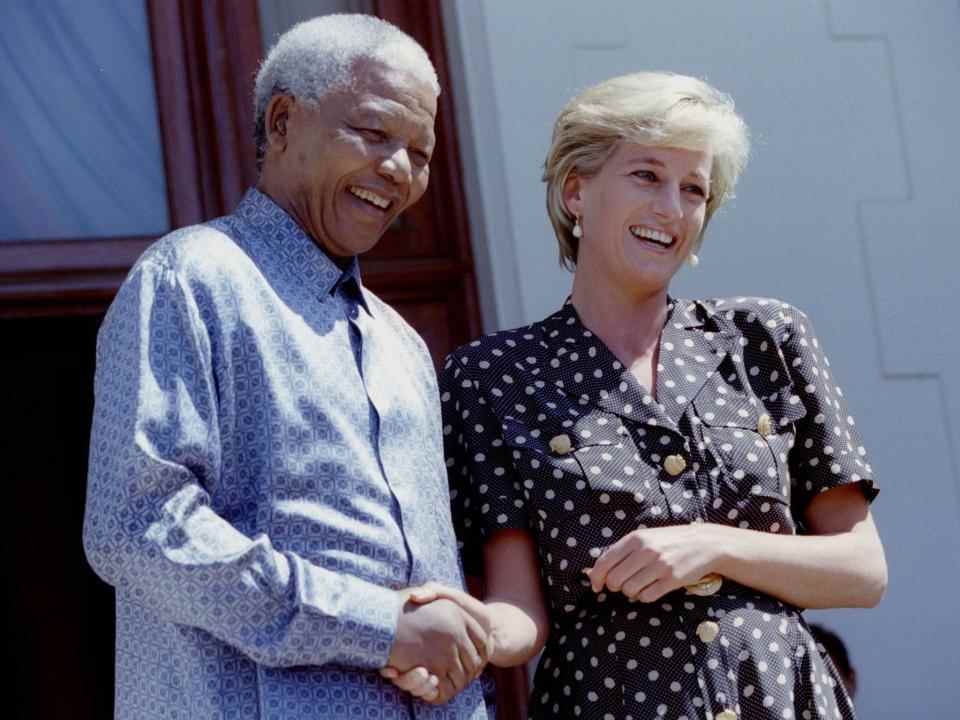 La princesse Diana rencontre le président sud-africain Nelson Mandela en mai 1997 - Reuters