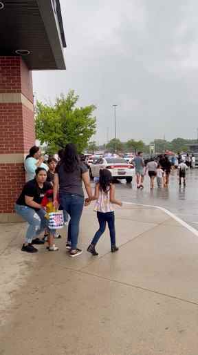Des personnes sont évacuées du Greenwood Park Mall après des informations faisant état de coups de feu à Greenwood, Indiana, États-Unis, le 17 juillet 2022 dans cette capture d'écran obtenue à partir d'une vidéo sur les réseaux sociaux.  BlingX/via REUTERS