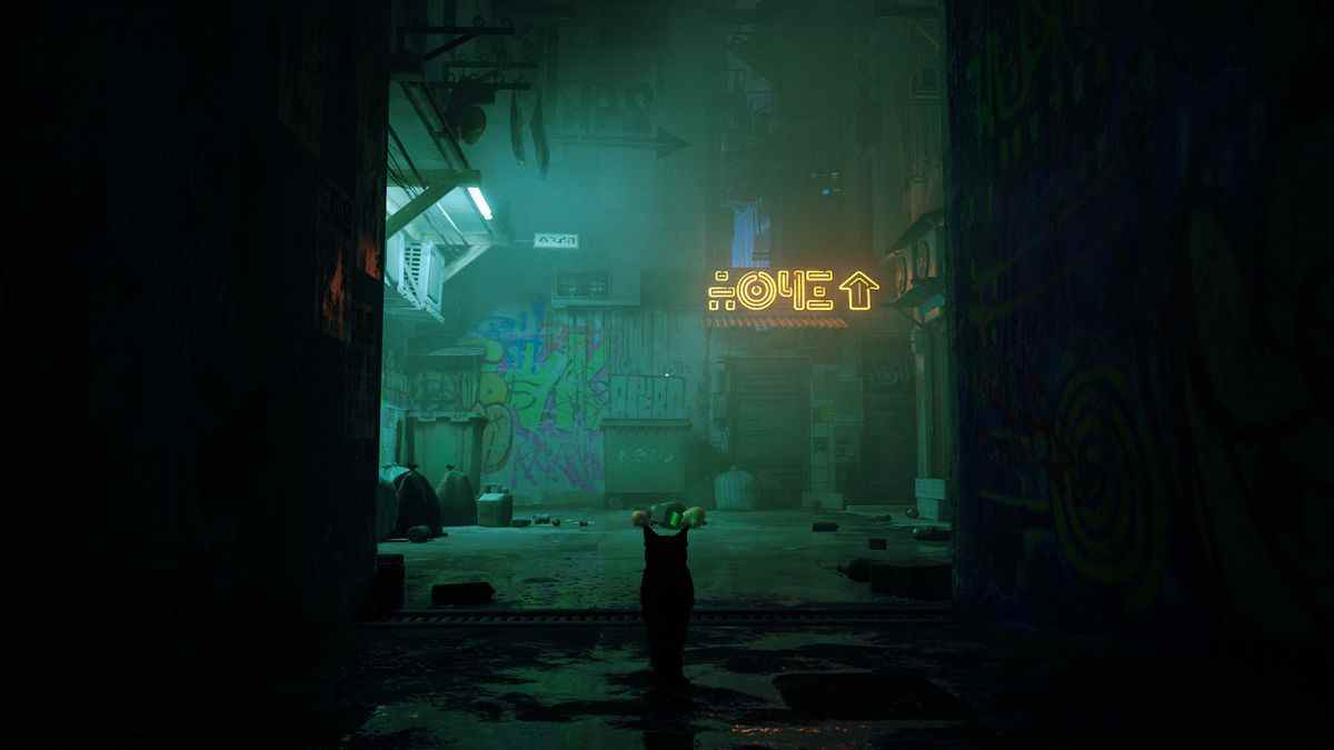 le chat protagoniste de Stray debout dans une ruelle sombre regardant un mur avec une enseigne au néon dessus