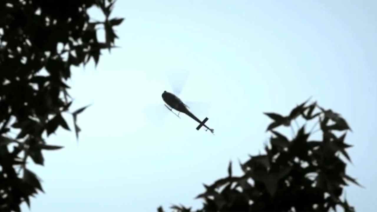 Un hélicoptère vu voler au-dessus de la tête dans The Walking Dead