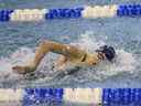 La nageuse des Penn Quakers, Lia Thomas, nage le 100 m libre aux championnats de natation et de plongeon de la NCAA à Georgia Tech. 