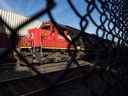 Environ 750 employés de la Compagnie des chemins de fer nationaux du Canada représentés par la Fraternité internationale des ouvriers en électricité ont quitté le travail à travers le pays samedi matin.