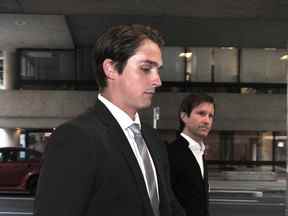 L'ancien ailier des Cancks de Vancouver Jake Virtanen arrive à la Cour suprême de la Colombie-Britannique pour son procès pour agression sexuelle avec l'avocat Brock Martland à Vancouver, en Colombie-Britannique, le 19 juillet 2022. (NICK PROCAYLO/PNG)