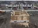 La Société canadienne d'hypothèques et de logement affirme que le rythme annuel des mises en chantier a ralenti en juin par rapport à mai. 