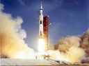 Le véhicule spatial Apollo 11 Saturn V décolle le 16 juillet 1969, avec à son bord les astronautes Neil A. Armstrong, Michael Collins et Edwin E. Aldrin.  )