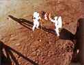 Dans cette photo d'archive prise le 20 juillet 1969, les astronautes américains Neil Armstrong et 