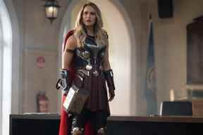 Natalie Portman dans le rôle de The Mighty Thor dans Thor: Love and Thunder de Marvel Studios.