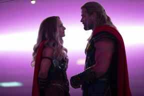 Natalie Portman en tant que Mighty Thor et Chris Hemsworth en tant que Thor dans Thor: Love and Thunder de Marvel Studios.