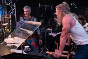 La réalisatrice Taika Waititi dans le rôle de Korg et Chris Hemsworth dans le rôle de Thor sur le tournage de Thor: Love and Thunder de Marvel Studios.