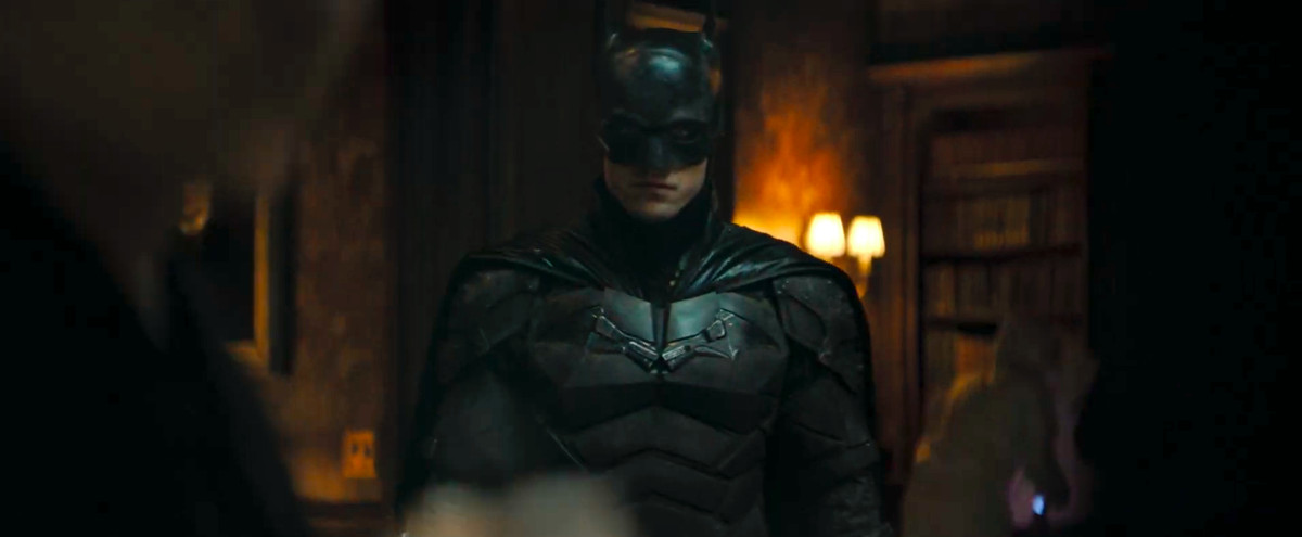 le Batman debout dans un manoir dans The Batman (2021)