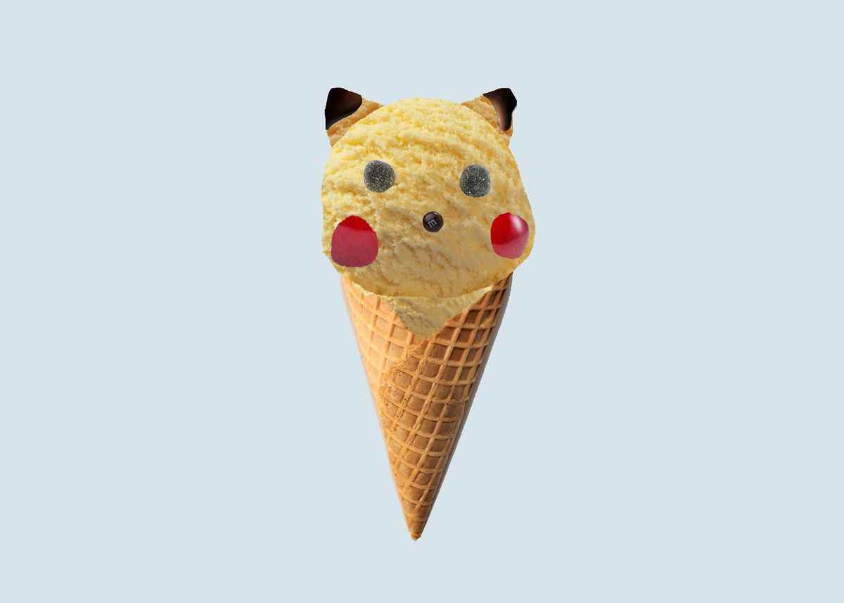 un cornet de crème glacée avec de la glace jaune de style Pikachu, avec des oreilles pointues, des joues rouges et des yeux et un nez noirs.