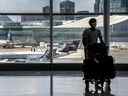 Un voyageur se promène avec ses bagages au terminal 1 de l'aéroport international Pearson de Toronto.