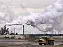 Un camion-benne travaille près de l'installation d'extraction des sables bitumineux de Syncrude près de la ville de Fort McMurray, en Alberta.  L'industrie pétrolière et gazière a appris lundi les options réglementaires que le Canada envisage pour réduire les émissions de carbone.
