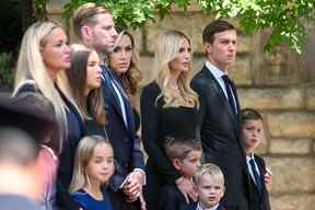 Ivanka Trump, Jared Kushner, Eric Trump et sa famille arrivent pour les funérailles d'Ivana Trump à l'église catholique romaine St. Vincent Ferrer le 20 juillet 2022 à New York.
