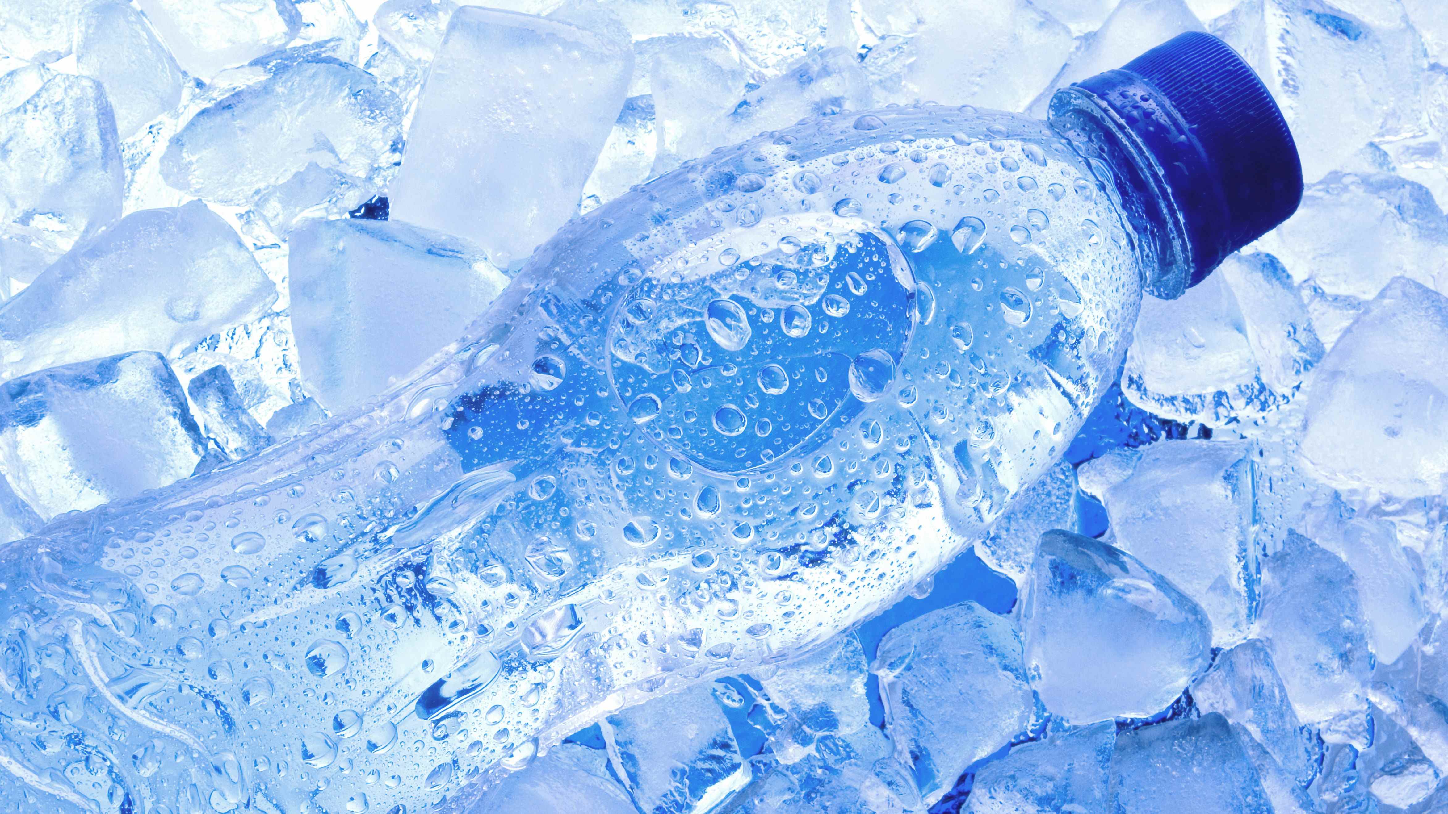 une bouteille d'eau glacée sur un lit de glace
