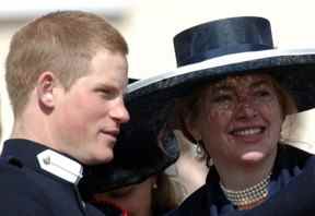 Le prince William s'entretient avec son ancienne nounou Tiggy Legge-Bourke, maintenant connue sous le nom d'Alexandra Pettifer, lors de son défilé du souverain à l'Académie militaire de Sandhurst à Sandhurst, en Angleterre, le 12 avril 2006.