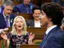 Le premier ministre Justin Trudeau prend la parole lors de la période des questions à la Chambre des communes le 27 avril 2022. Les séances de minuit ouvrent encore quelques heures dans une journée donnée pour que les projets de loi soient adoptés par le Parlement.