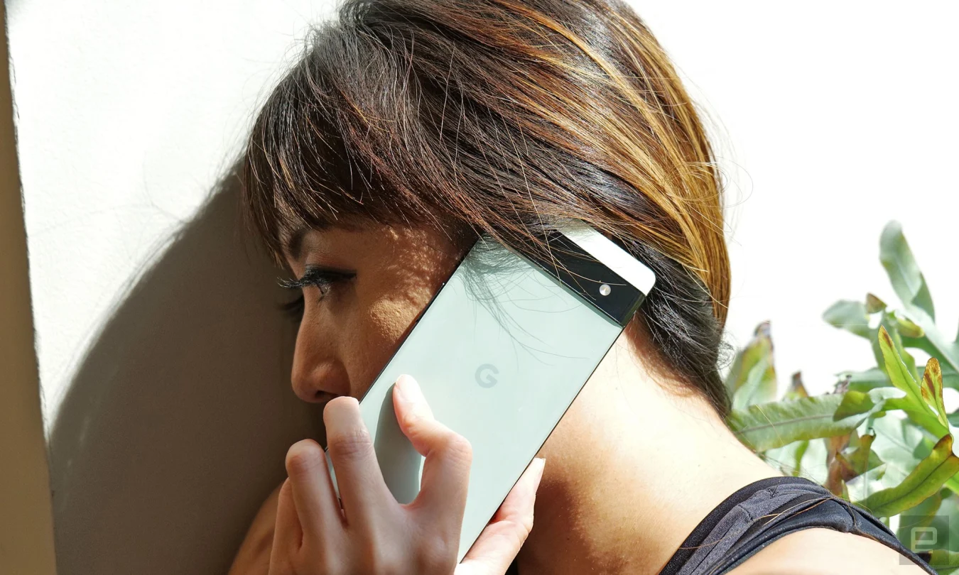 Une femme tenant le Pixel 6a sage contre son oreille.