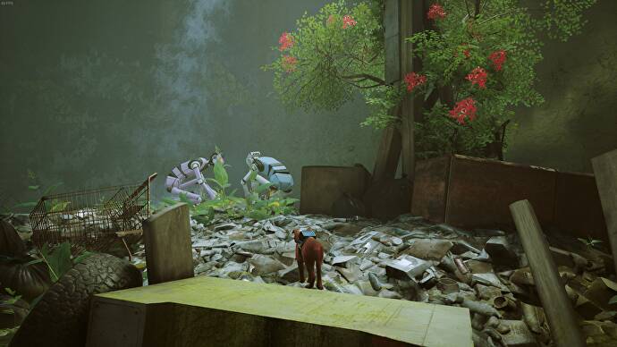 Le chat de Stray regarde deux robots fouiller à côté d'un arbre à fleurs rouges à Antvillage.