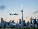 Un avion décolle de l'aéroport Billy Bishop au centre-ville de Toronto le 6 octobre 2021.