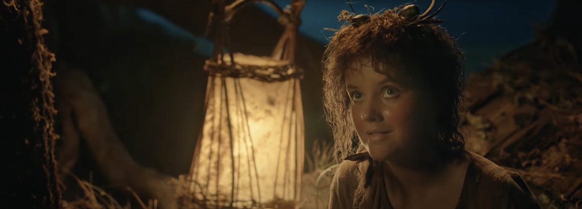 Megan Richards en tant que jeune fille Harfoot / Hobbit dans Le Seigneur des Anneaux: Les Anneaux de Pouvoir.