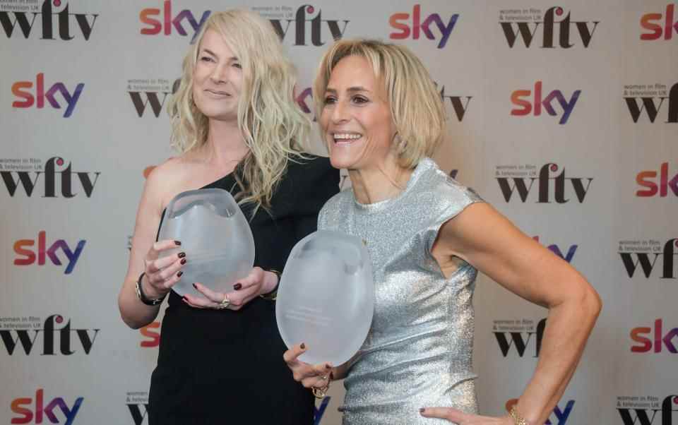 Sam McAlister (à gauche) et Emily Maitlis assister à la 30e Women in Film &AMP ;  Television Awards le 3 décembre 2021 à Londres - David M. Benett 