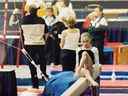 Dans cette image de 2002 avec l'aimable autorisation d'Amelia Cline, la gymnaste Amelia Cline lors des championnats nationaux de 2002 à Winnipeg, au Canada. 