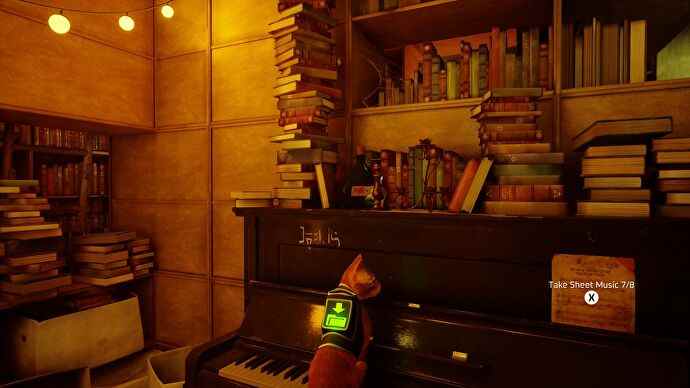 Capture d'écran errante montrant un chat perché sur un piano entouré de piles de livres.  Le chat regarde fixement une partition de musique.