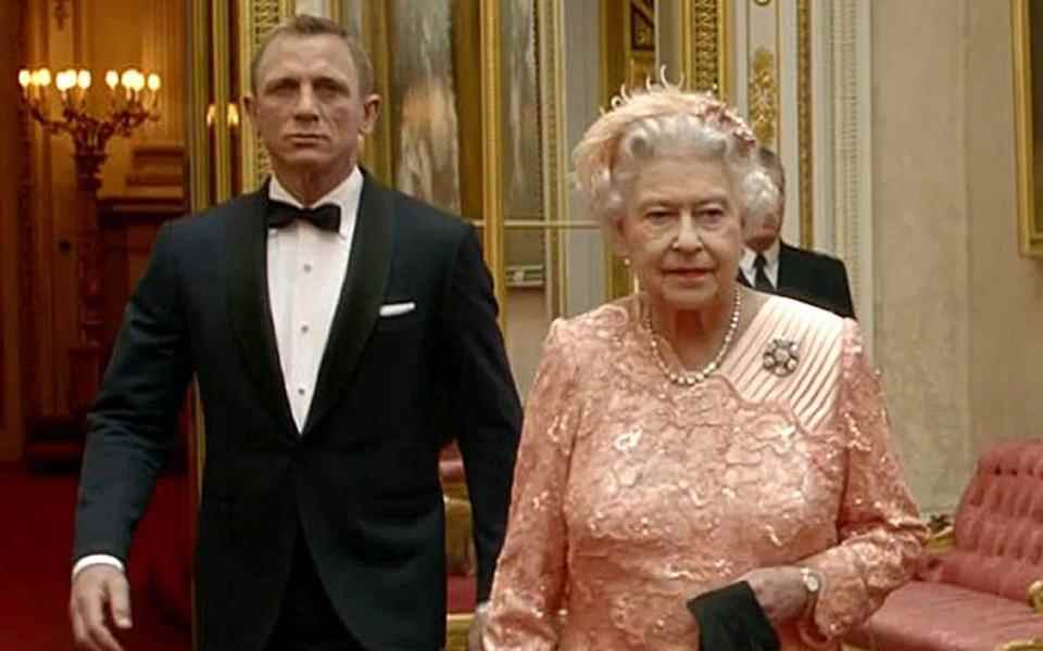 James Bond Queen - AFP