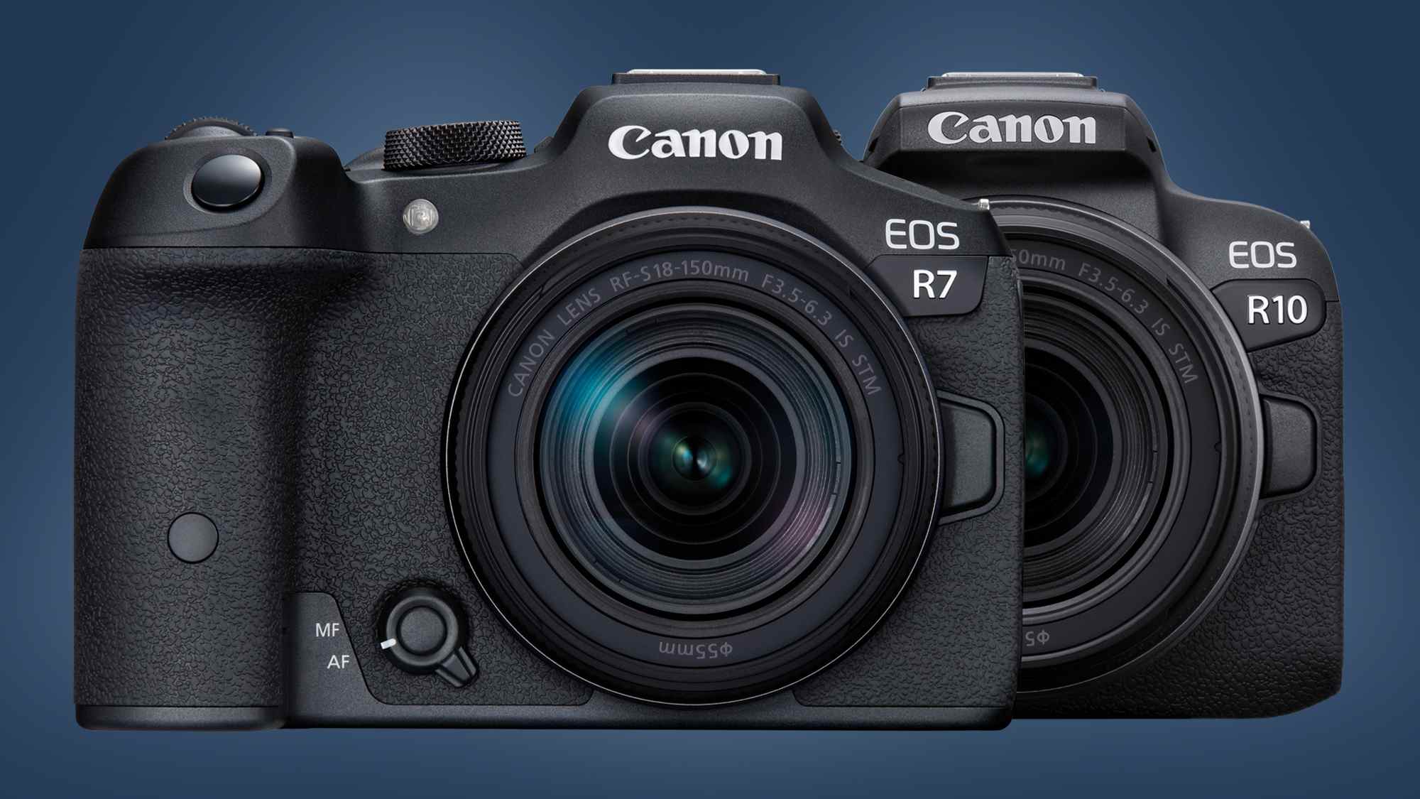 L'appareil photo Canon EOS R7 à côté du Canon EOS R10 sur fond bleu