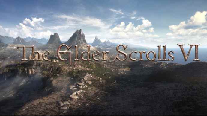 Un écran de la bande-annonce de révélation initiale de The Elder Scrolls 6. Montre un paysage rocheux à côté d'un océan, avec le logo du jeu dessus.
