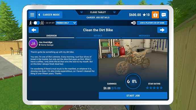 Un menu détaillant un travail pour nettoyer une moto de trail sale dans PowerWash Simulator.  Le propriétaire du vélo pense que c'est peut-être la saleté sur son véhicule qui le ralentit.  Il est délirant.