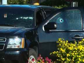 Un véhicule avec des trous de balle visibles sur le pare-brise est vu après que les autorités ont émis une alerte concernant des tirs visant des victimes de passage à Langley.