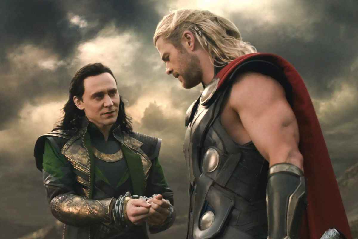 Tom Hiddleston en tant que Loki montre ses poignets liés à Chris Hemsworth en tant que Thor dans Thor: The Dark World