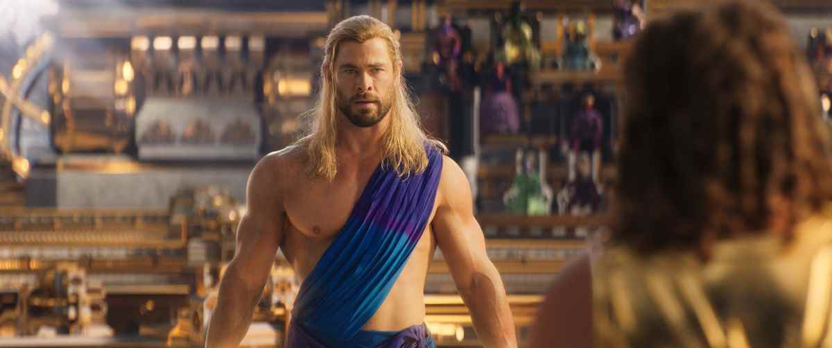 Chris Hemsworth en tant que Thor légèrement confus dans une toge dans Thor: Love and Thunder