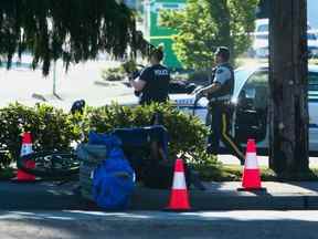 Des policiers travaillent sur le site après que les autorités ont alerté les résidents de plusieurs fusillades visant des victimes de passage dans la banlieue de Vancouver à Langley, Colombie-Britannique, Canada le 25 juillet 2022.