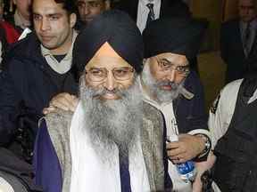 En 2005, Malik, à gauche, a été acquitté de meurtre et de complot dans deux attentats à la bombe visant des avions d'Air India.