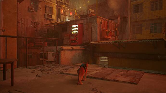 L'Outsider, un chat, fait face à un distributeur automatique sur les toits de Stray.