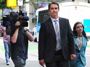 L'ancien ailier des Canucks de Vancouver, Jake Virtanen, arrive à la Cour suprême de la Colombie-Britannique pour son procès pour agression sexuelle à Vancouver, en Colombie-Britannique, le 19 juillet 2022. (NICK PROCAYLO/PNG)