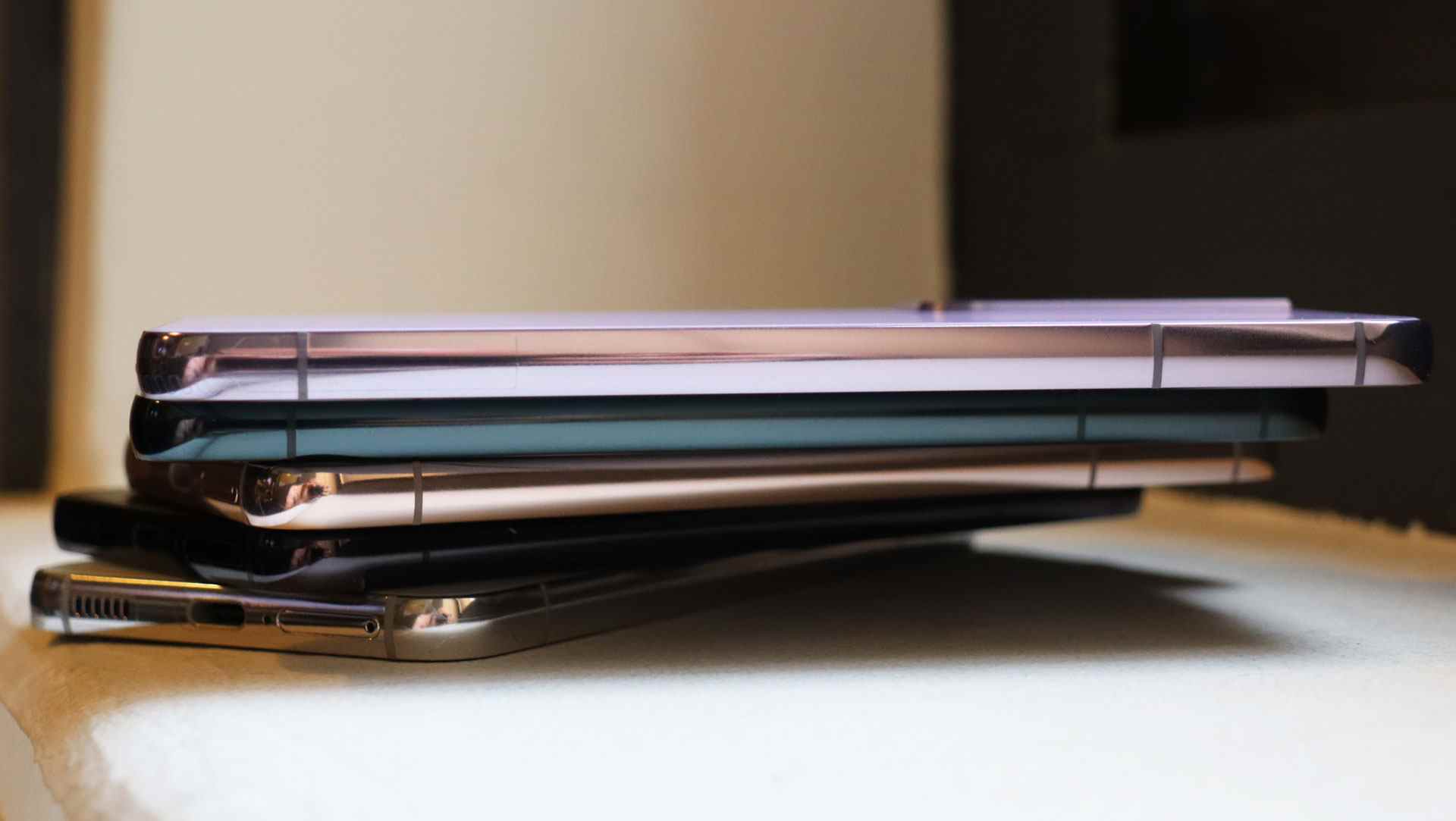 Samsung Galaxy S22 Bora Purple empilé avec d'autres couleurs