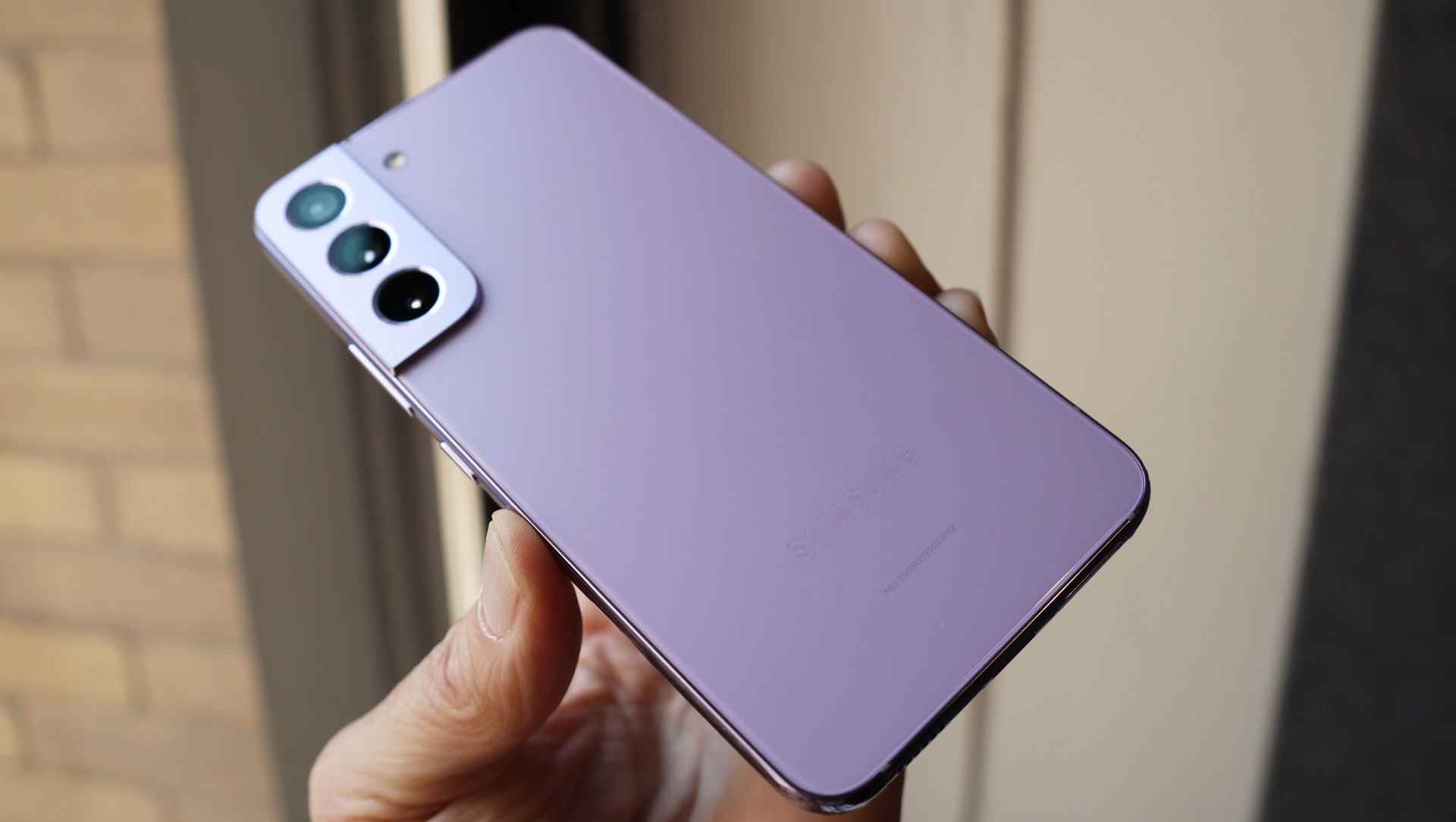 Samsung Galaxy S22 Bora Violet en main