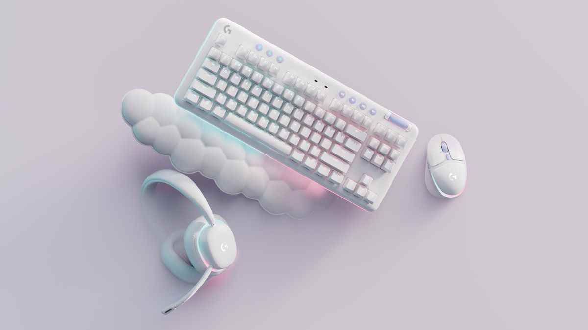 Une photo du produit de la gamme Aurora de Logitech, comprenant un clavier, une souris, un casque et un repose-poignet nuageux