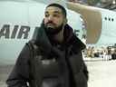 Drake debout devant son nouvel avion privé.  (instagram.com/champagnepapi)