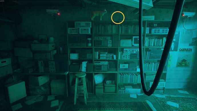 The Outsider, un chat, se dresse au sommet d'une immense étagère à livres avec une prise dessus dans The Flats, Stray.