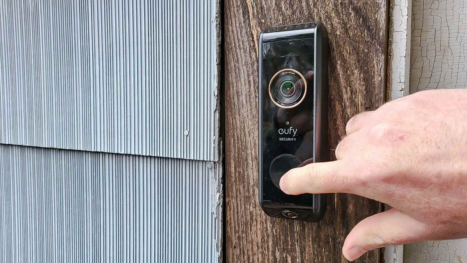Eufy Video Doorbell Dual sur cadre de porte