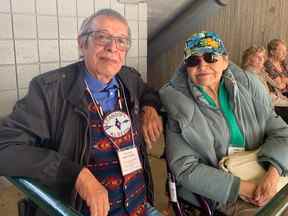 Wallace Manyfingers et sa sœur Doreen Rabbit, avant que le pape François ne prononce la messe à Edmonton le mardi 26 juillet 2022.