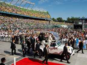 Le pape François arrive au Commonwealth Stadium pour donner une messe en plein air le 26 juillet 2022 à Edmonton, Canada.