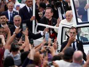 Le pape François salue la foule alors qu'il quitte la Citadelle de Québec pour visiter les plaines d'Abraham le 27 juillet 2022.